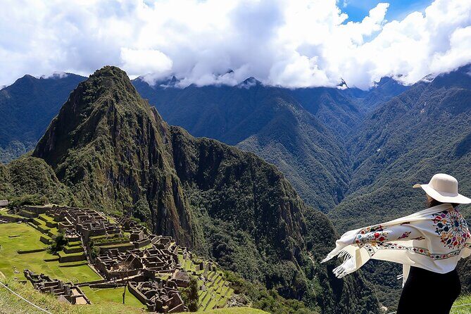 2 Day Sacred Valley & Machu Picchu Tour from Cusco - Urubamba buffet lunch: your best shot at trying local staples
