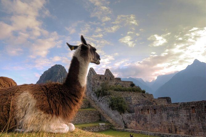 2-Day Sacred Valley of the Incas and Machu Picchu Tour - Chinchero Stop: Church and Plaza in a Working Town