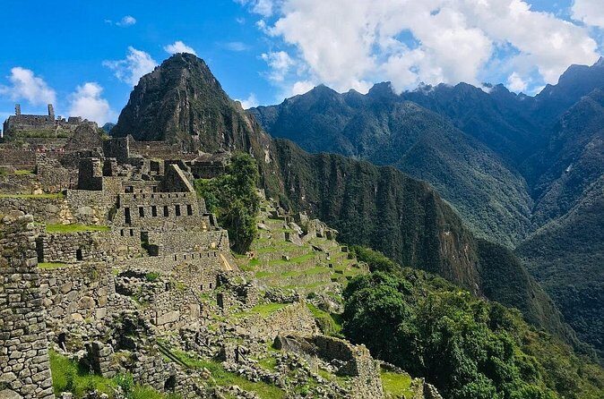 2 Day Tour to Machupicchu by Minivan - Machu Picchu day: 4:00 am wake-up and guided Circuit 2 from the gate