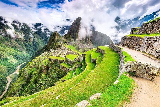 2-Day Tour:Sacred Valley and Machupicchu from Cuzco - Overnight in Aguas Calientes: why this night protects your day 2