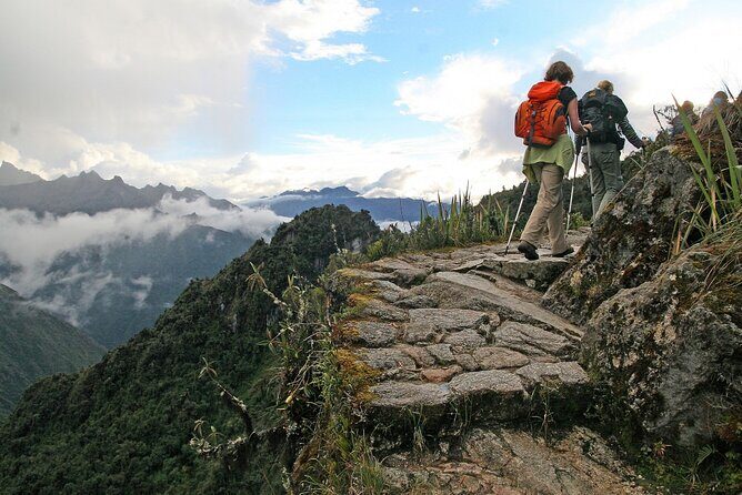 4 Days of Tour and Adventure along the Inca Trail - Cusco to Km 82: the 5:30 a.m. start and the rules at the checkpoint