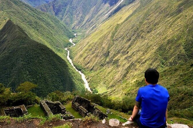 4 Days of Tour and Adventure along the Inca Trail - Day 3 down toward the jungle zone (about 10 km): orchids, birds, and the Cloud City stop