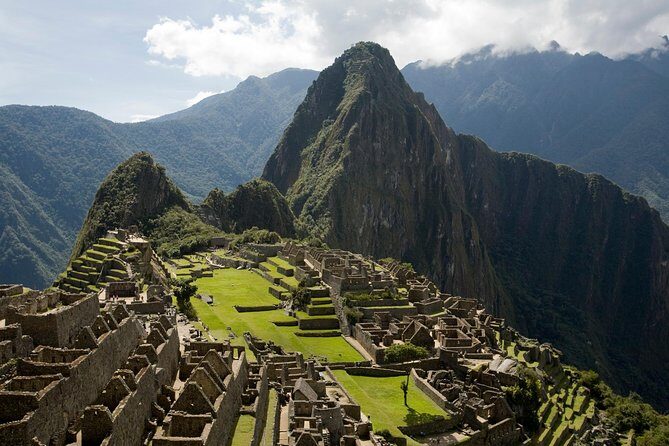 5-Day Tour Empire of the Incas Adventure - Machu Picchu day: train ride, bus climb, and visitor circuit reality