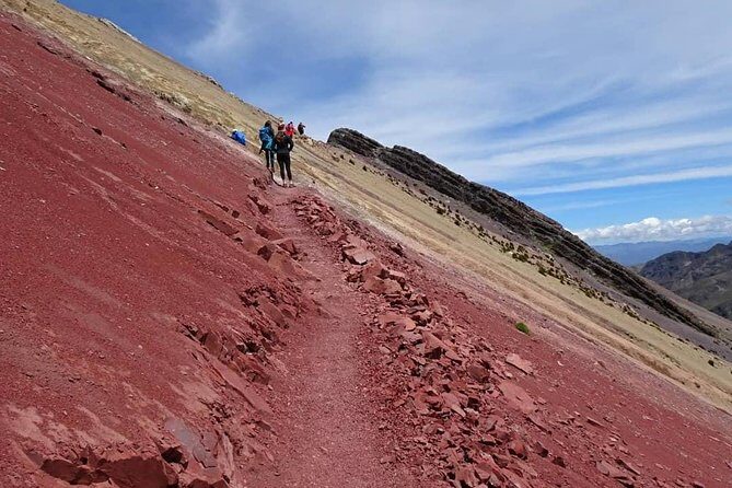 7 Colors Vinicunca Mountain Tour in 1 Day - Hike reality at Vinicunca: photos, cold air, and the last stretch