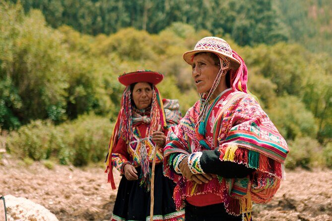 Alpaca Walk & Natural Dye Tour: A Memorable Full Day Experience - Private textile workshop: from dye leaves to colored wool