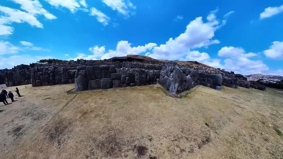 Cusco : Half-Day Explore Inca Ruins qoricancha sacsayhuaman - The guide and language mix: helpful in practice, but plan for Spanish dominance