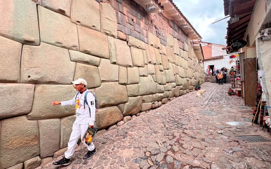 Cusco : Historical walking tour and tourist lookout point and Andean music show - Condor, Puma, and Snake Motifs: Sacred Symbols in the Walls