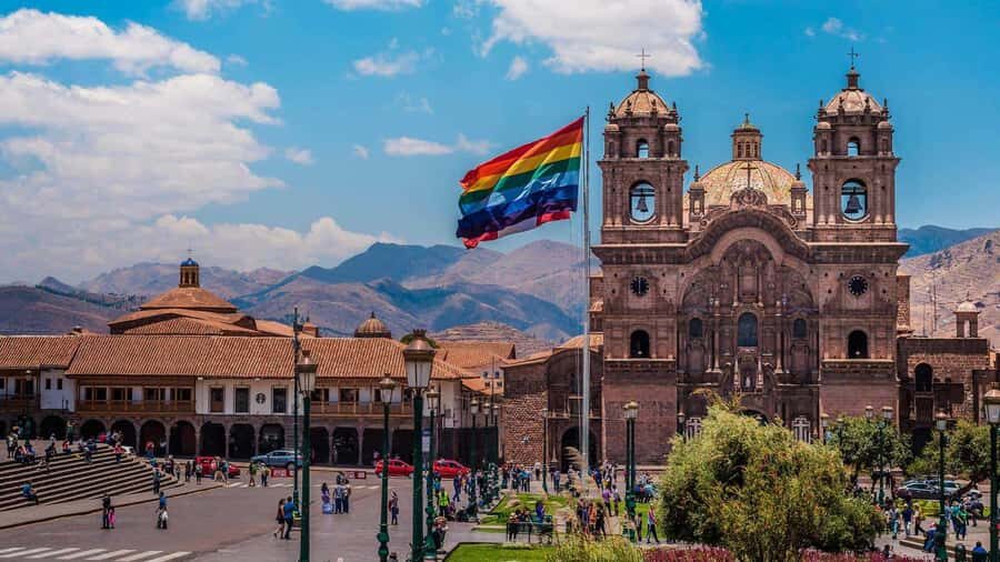 Cusco: open-top bus city tour - The white Statue of Christ stop: your best broad-angle moment