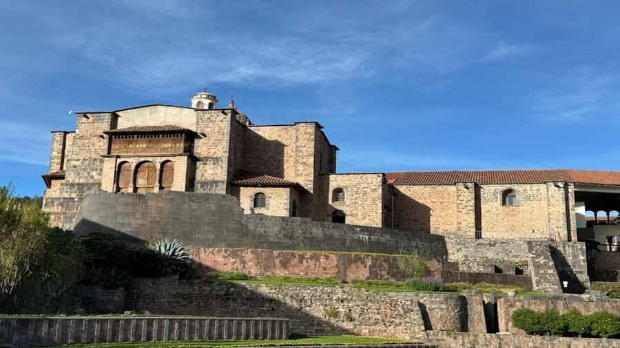 Cusco: Qoricancha City Tour + Sacsayhuaman + Qenqo + Puca Pucara + Tambomachay - Sacsayhuamán: towers, walls, and the feel of scale