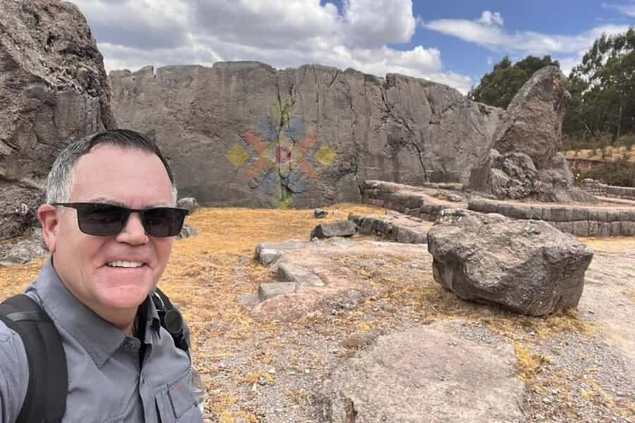 Cusco: Sacsayhuaman, Qenqo, Puca Pucara & Tambomachay Tour - Q’enqo’s Labyrinth Passages and Ceremonial Altars