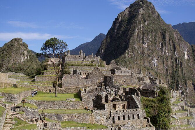 Cusco to Machu Picchu Full-Day Tour : Vistadome & Observatory Train - Ollantaytambo Station to Aguas Calientes: Staff That Gets You Oriented