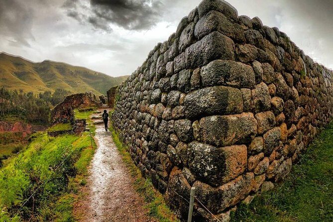 Cuzco city tour - Qenqo: niches, offerings, and a monolith at the center
