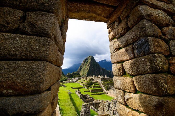 FD Machu Picchu: Tour & Machu Picchu Mountain from Cusco - The ride back: food in Aguas Calientes and the night train to Cusco