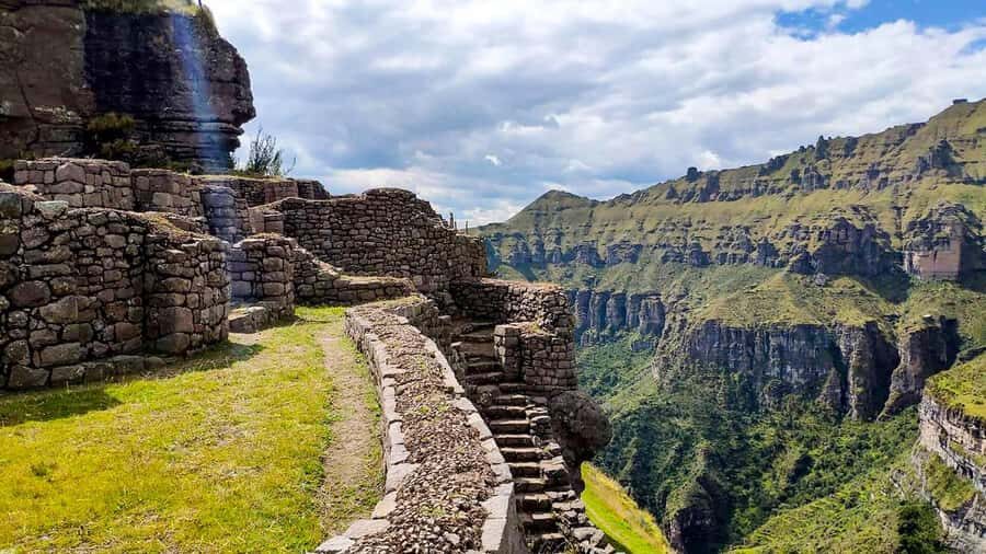 From Cusco: Waqrapukara day tour with meal - Sangarará stop and the zigzag road to the trailhead