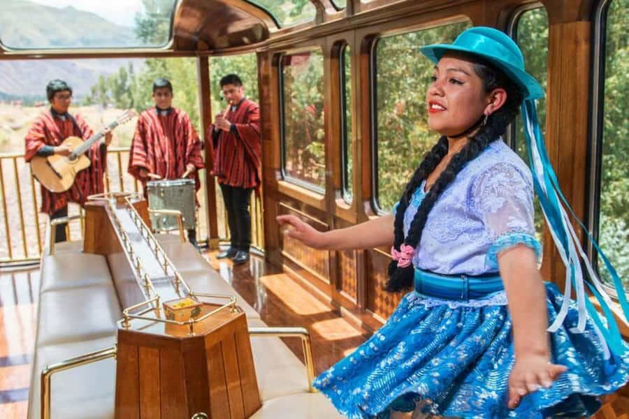 From Puno: Travel to Cusco in Titicaca Train All Inclusive - From your Puno hotel to the station: the trip starts gently