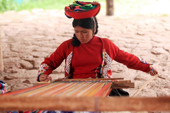 Full Day in the Sacred Valley - The Pantry of Cusco - Awana Kancha: textiles first, camelids up close