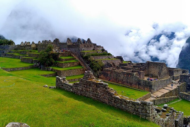 Guided Tour of Machupicchu: Private and Flexible 3 hours - Getting There and Staying Calm: Trains, Buses, Lines, and Timing
