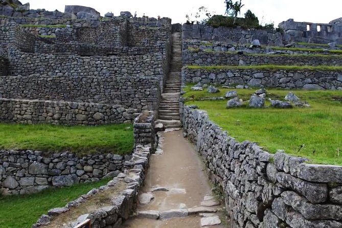 Hire a fluent English speaking and professional Machu Picchu guide - Your day plan: 7pm briefing and the Muro de la Ciudad start