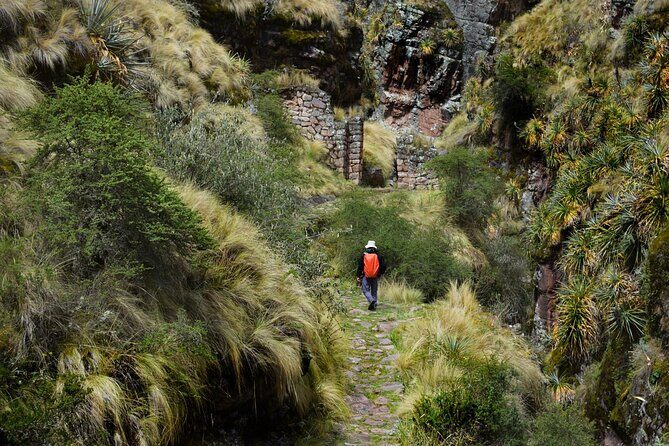 Huchuy Qosqo Trek to Sacred Valley & Machu Picchu in 3Days - Day 1: Taucca to Chinchero hiking, then down to Huchuy Qosqo lodge