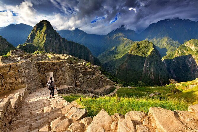 Inca Trail Adventure to Machu Picchu 2 Day Tour - Day 1: From Kilometer 104 to Wiñaywayna and Intipunku