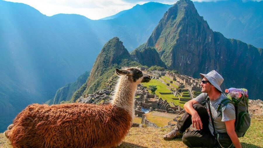 Machu Picchu: 1-day tour by Vistadome Observatory train - Lunch in Aguas Calientes: plan it like a pit stop, not a vacation lunch