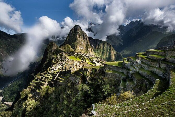 Machu Picchu 2-Day Tour by Train – From Cusco - Ollantaytambo train to Aguas Calientes: the ride is part of the show
