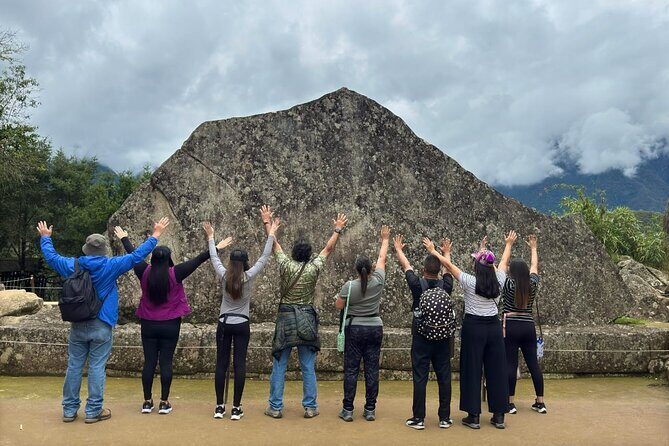 Machu Picchu EN 1 Day Tour from Cusco Private Service - Climbing by bus: your 30-minute path to the entrance