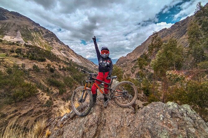 Mountain Biking Enduro - MTB Sacred Valley Lares - The bike, the protective gear, and the guides behind the scenes
