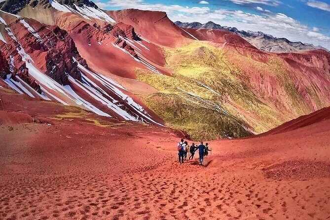 One Day Trip to Rainbow Mountain Vinicunca from Cusco - Summit time at Vinicunca: options for horses and the Red Valley add-on