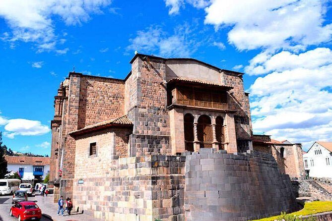 Private Cusco Walking Tour: Inca Museum, Qorikancha and San Pedro Market - Hatunrumiyoc and the Twelve Angled Stone: a short stop with nerdy payoff