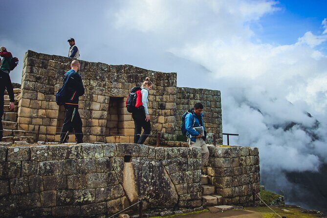 Private Machu Picchu Day Tour by Panoramic Train - Ollantaytambo to Aguas Calientes by train: Voyager vs Vistadome