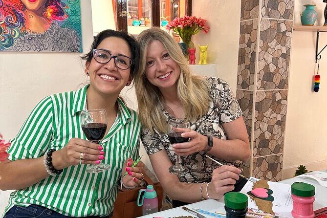 Private painting workshop with wine and snacks - Choosing Your Canvas: Pucará Bull and Cusco School of Art