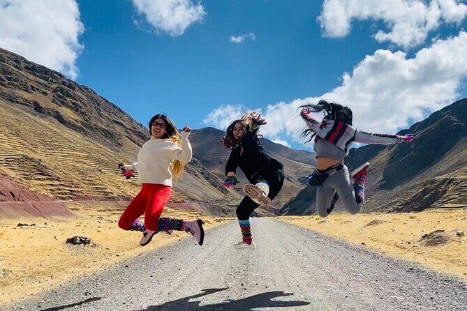 Rainbow Mountain Easy Tour Cusco - The van ride out: alpacas, lagoons, and time to adjust
