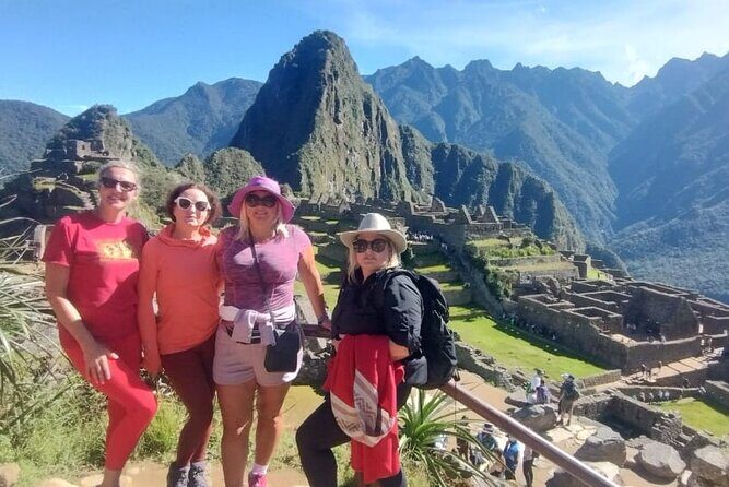 Sacred Valley and Machu Picchu Tour 2 Days and 1 Night - Guides and support that make the difference
