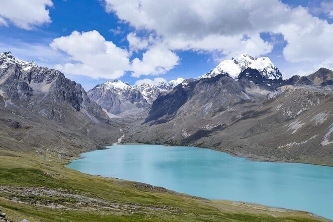 Singrenacocha Lagoon from Cusco - Cuyuni Viewpoint: Ausangate Scenery and a Quick Reset