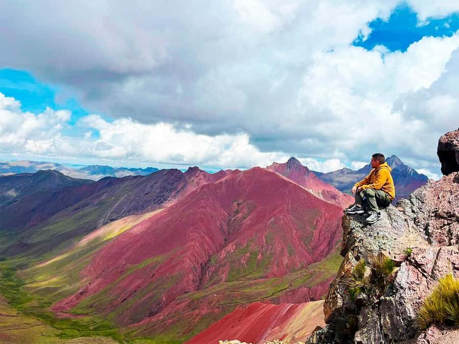 Tour de un día a la Montaña del Arco Iris y el Valle Rojo - Vinicunca summit time: photos, rest, and altitude pacing