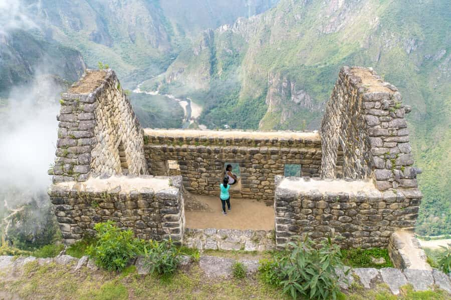 Tour Machu Picchu + Mountain of Huayna Picchu 2 days - Day 1: Cusco to Aguas Calientes by train, then hot springs