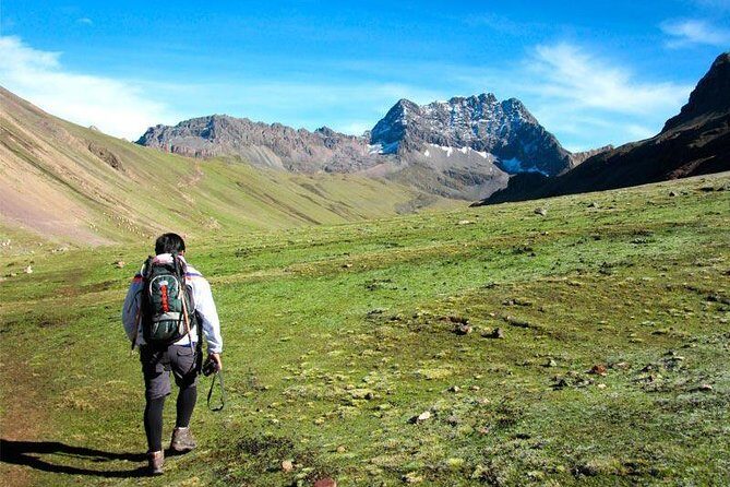 Tours Rainbow Mountain cusco Peru - The green valley + Ausangate on the horizon (and meeting locals)